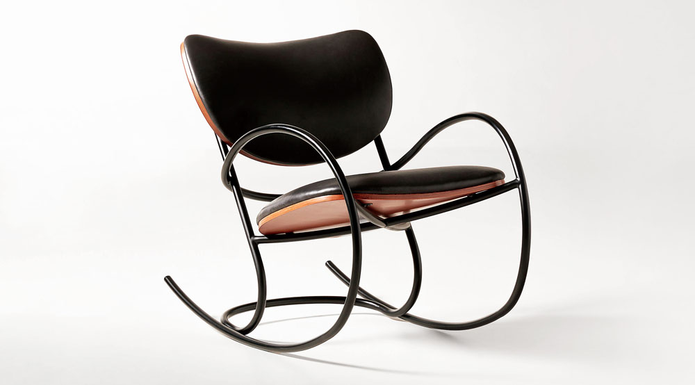 Bèsé rocking chair, 2024, assise, structure en métal, noyer courbé, cuir, CB2 (éditeur) © CB2