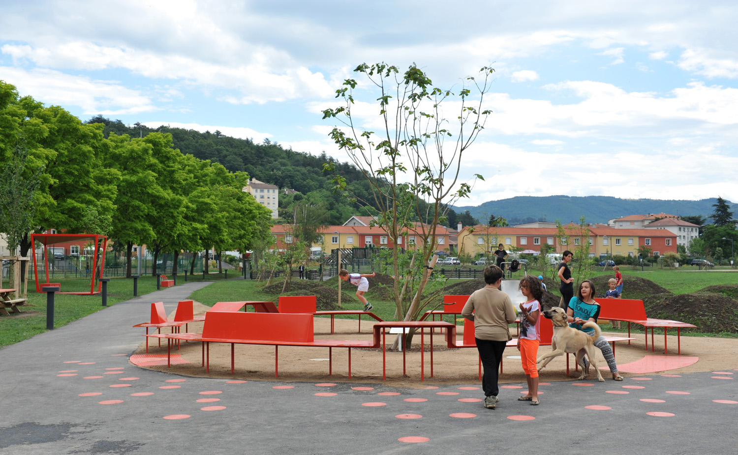 Le banc à palabres du parc Nelson Mandela à Unieux