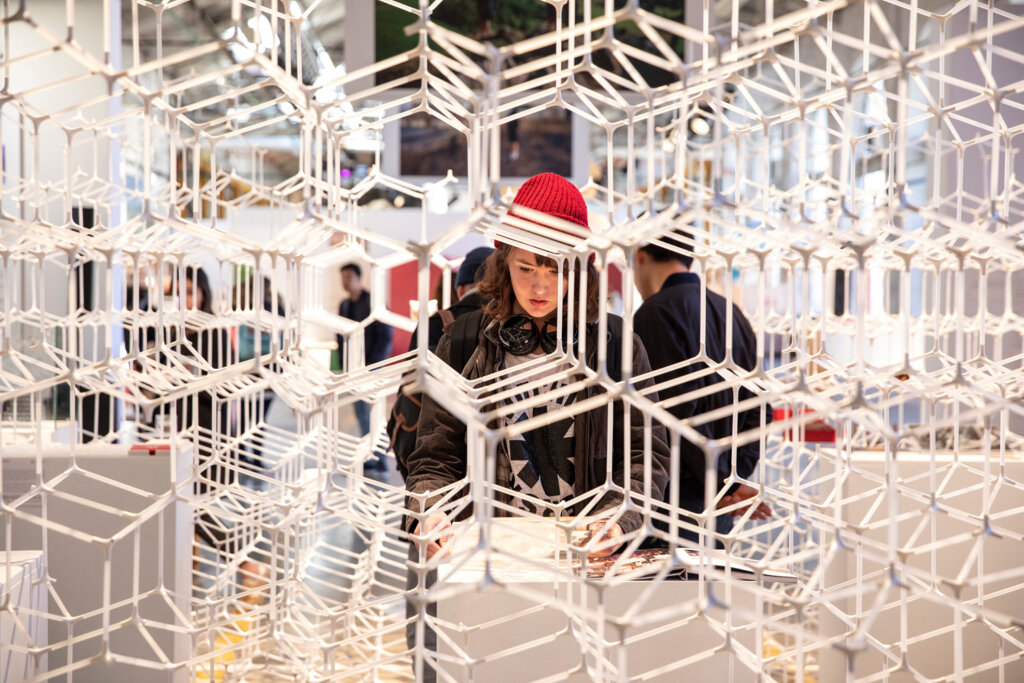 Une femme qui s'émerveille devant un élément artistique