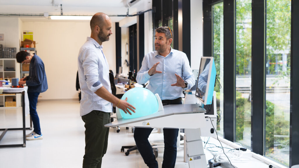 Deux hommes devant un produit de technologie médical