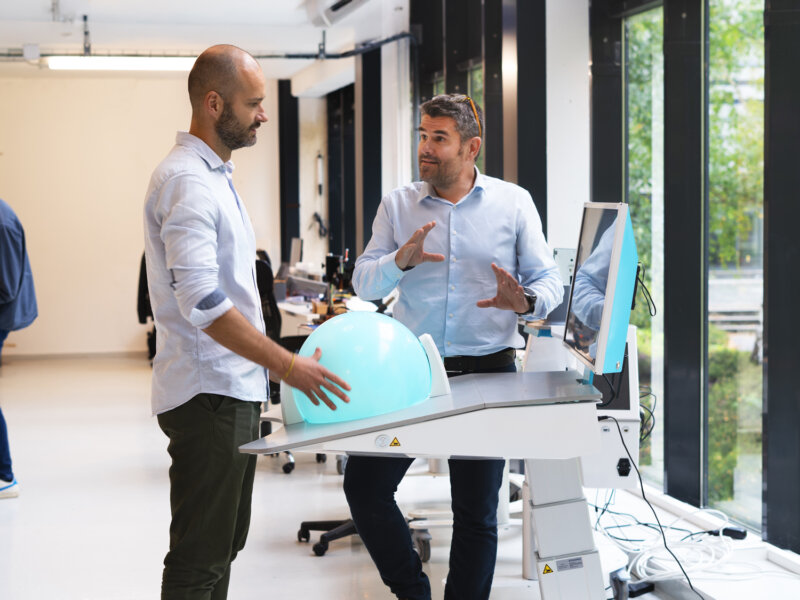 Deux hommes devant un produit de technologie médical