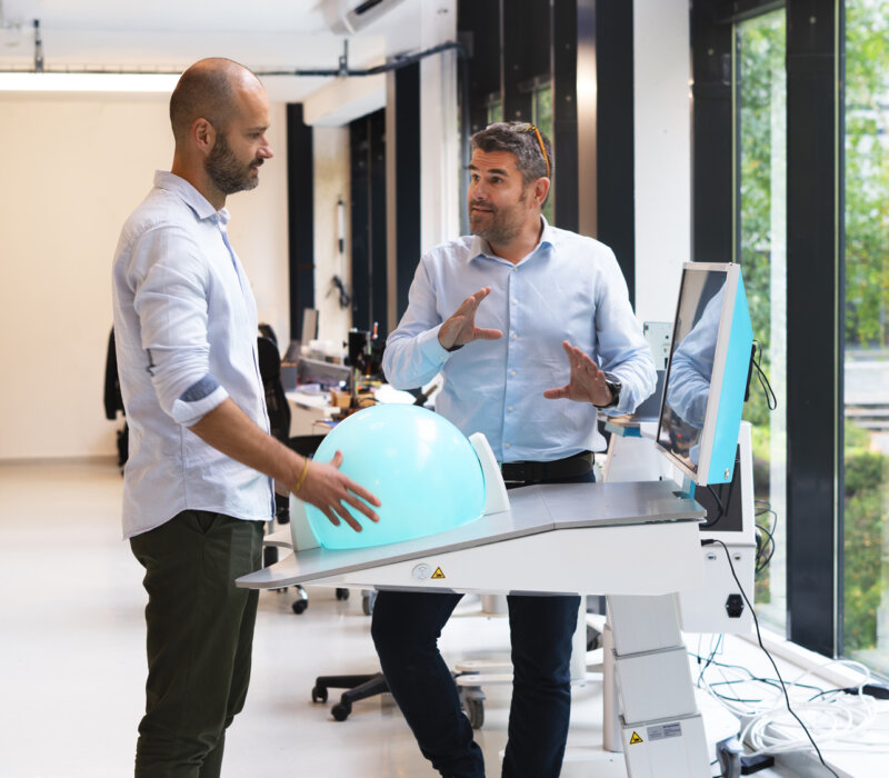 Deux hommes devant un produit de technologie médical