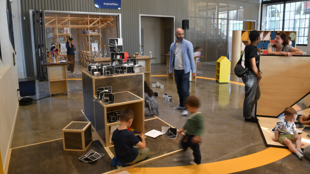 Grand espace de jeux avec des enfants