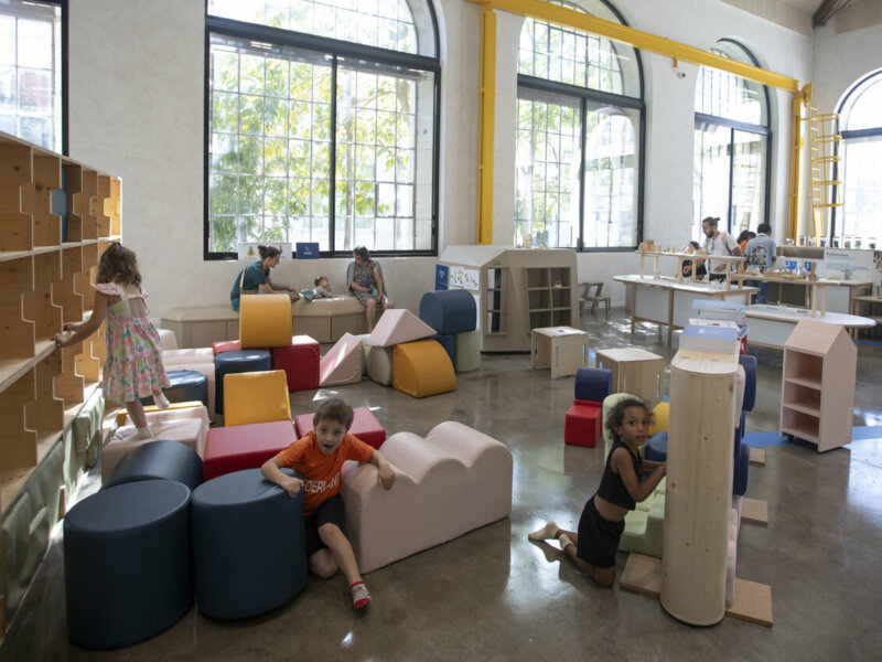 Grand espace de jeux avec des enfants