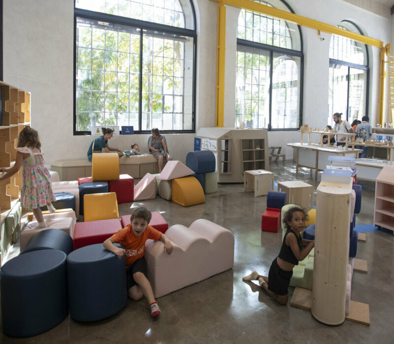 Grand espace de jeux avec des enfants