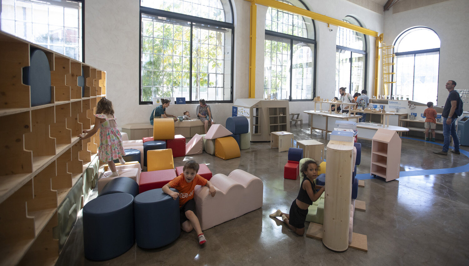 Grand espace de jeux avec des enfants