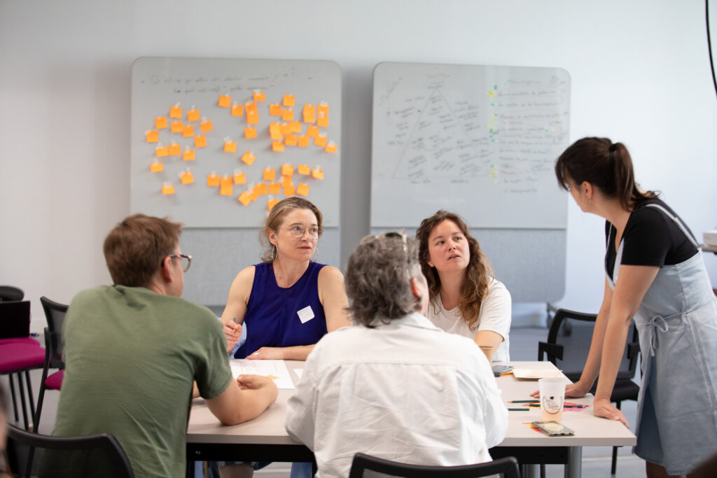 Un groupe de personnes qui échangent