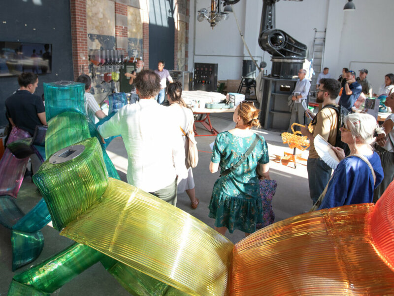 des mobiliers design et un groupe de personnes