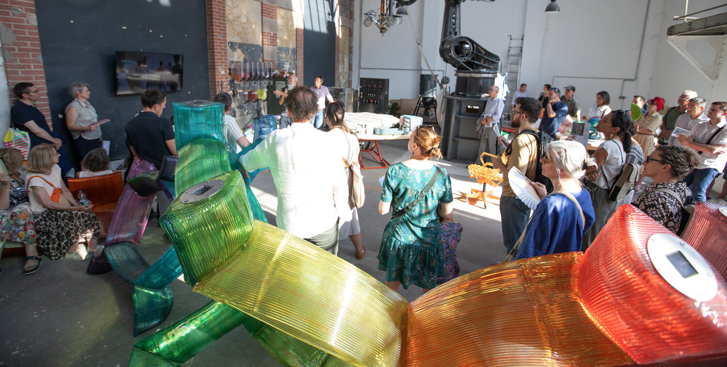 des mobiliers design et un groupe de personnes