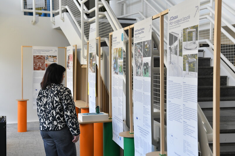 une femme qui lit des panneaux d'expositions